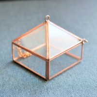 pudełko szklane w kształcie piramidy miedziane na obrączki/szklana szkatułka