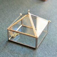 Pudełko szklane piramidka w srebrnej ramce