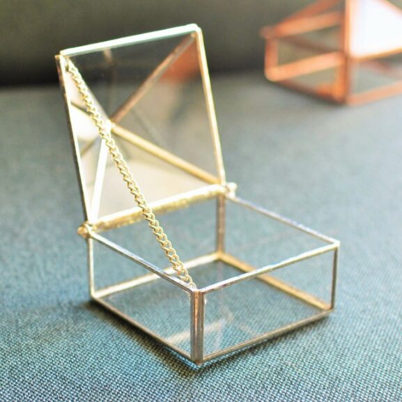 Srebrna szkatułka, pudełko szklane na obrączki w kolorze srebrnym piramidka