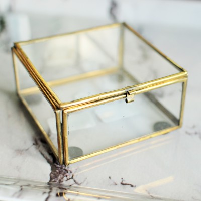 szklana złota szkatułka na obrączki ślubne na planie kwadratu szklane złote pudełko