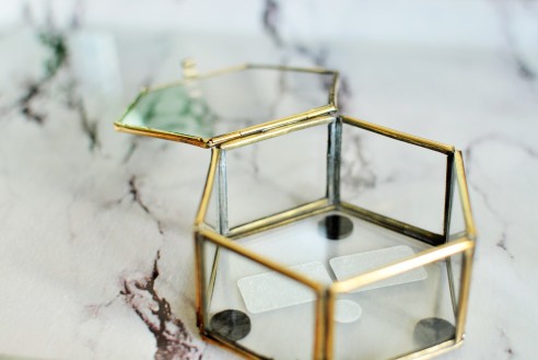 pudełko szklane złote na obrączki w kształcie heksagonu, mała szkatułka