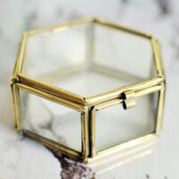 szkatułka złota na obrączki vintage w kształcie sześcioboku
